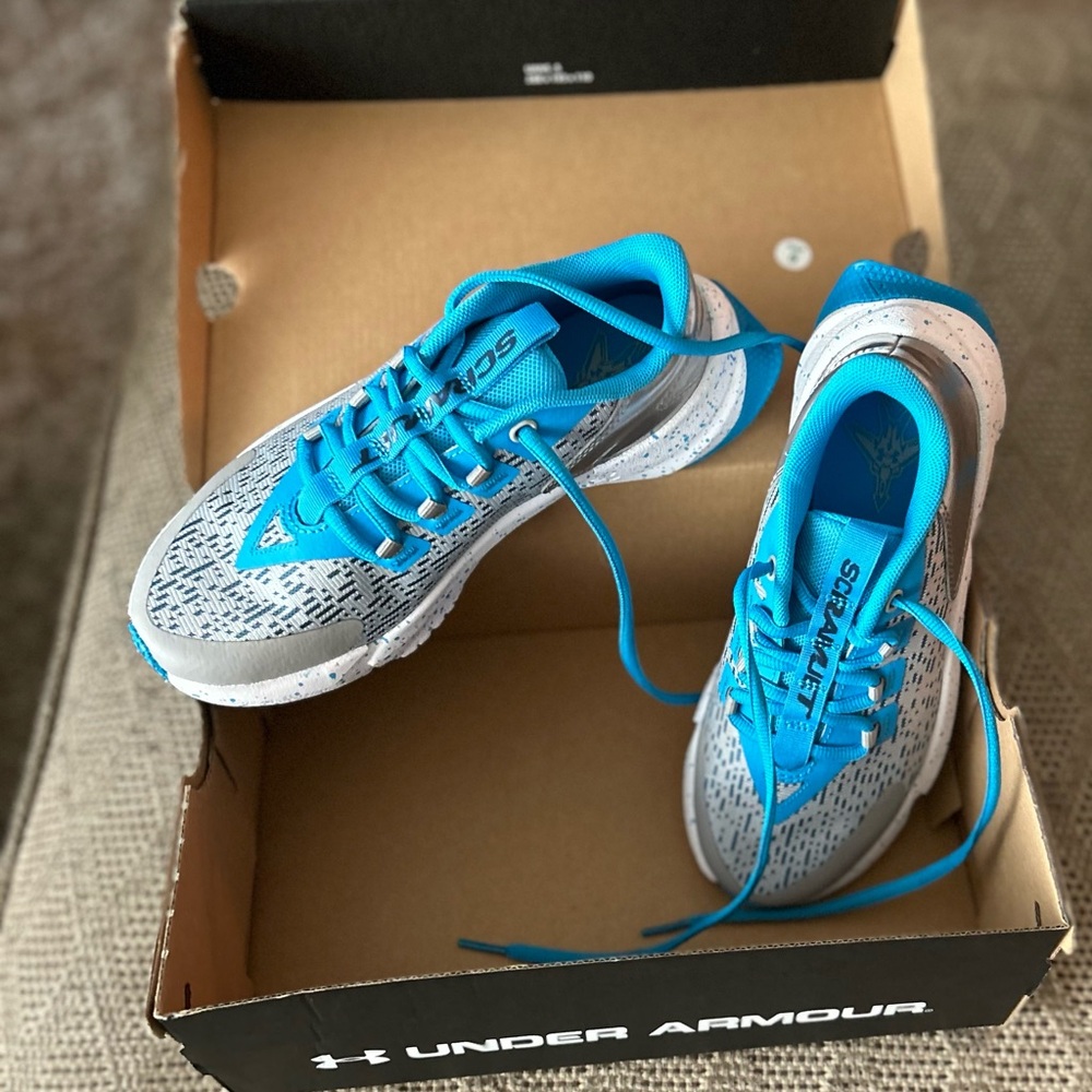 NWT - UNDER ARMOUR BOYS SNEAKERS   BGS Scramjet 5 SPC